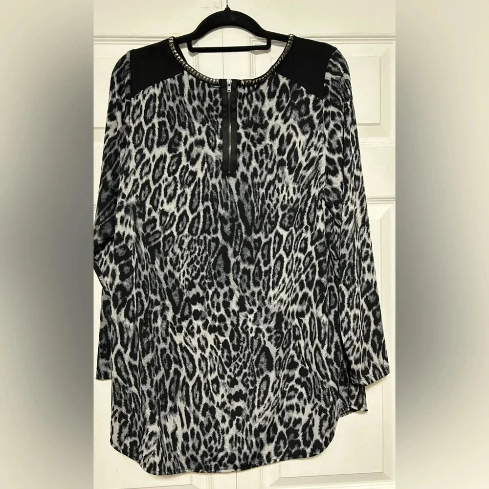 Worthington Women’s 1X Black & Gray Animal Print Top - Picture 2 of 3